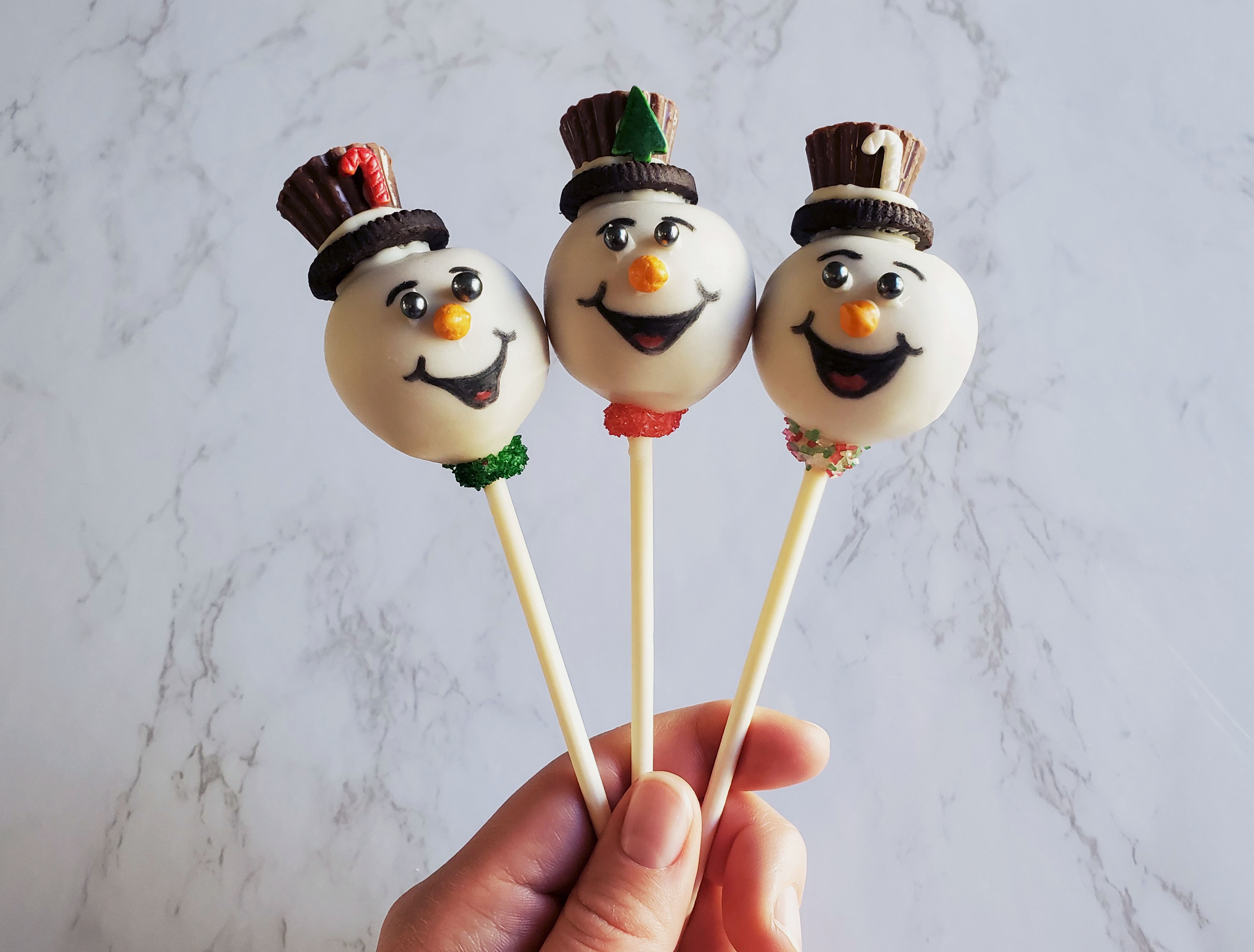 Thanksgiving is this weekend!! Make these adorable turkey cake pops using  @mylittlecakepopmolds Snowman Mold! You can repurpose the shape…